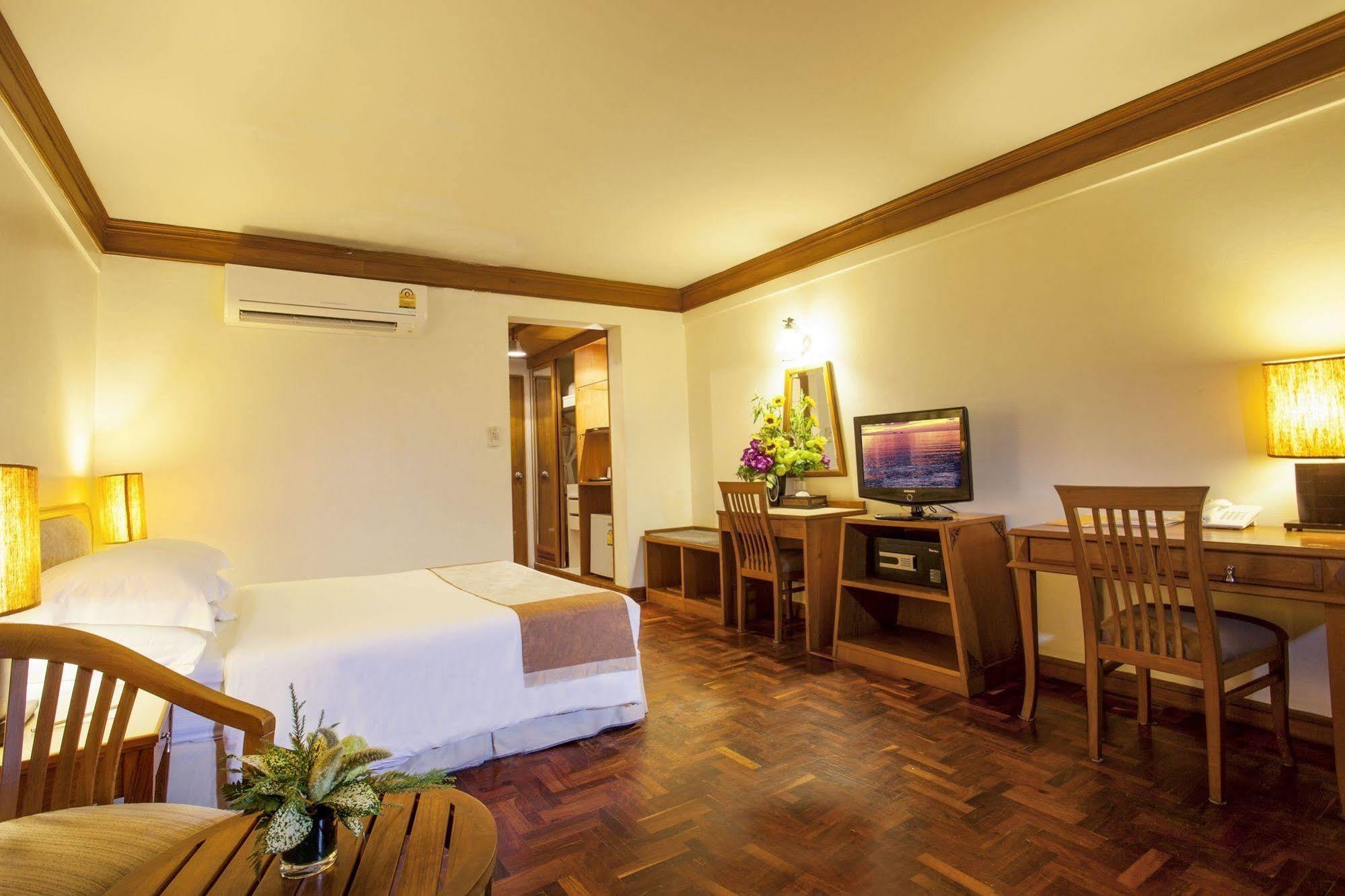 Safari Beach Hotel Patong Exterior photo